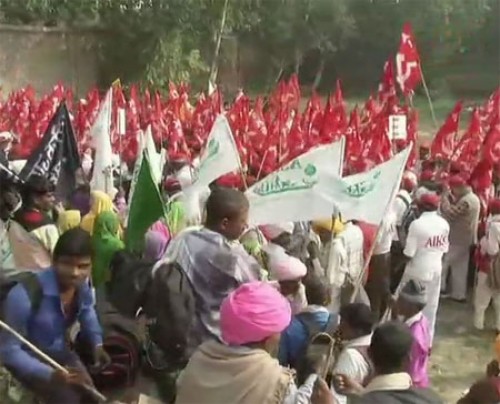 రామ్‌లీలా మైదాన్ వ‌ద్దకు భారీ సంఖ్య‌లో చేరుకున్న రైతులు