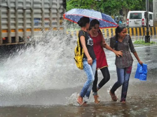 రానున్న 24 గంటల్లో కోస్తాలో అక్కడక్కడా ఉరుములు, మెరుపులతో తేలికపాటి వర్షాలు