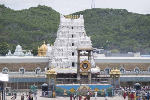 తిరుమలలో కొనసాగుతున్న భక్తుల రద్దీ