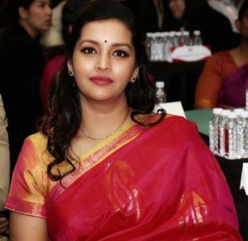 కర్నూలు జిల్లాకు చేరుకున్న రేణుదేశాయ్