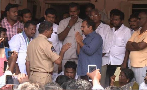 తాడేపల్లిలో వైసీపీ ఎమ్మెల్యే ఆర్కే ధర్నా
