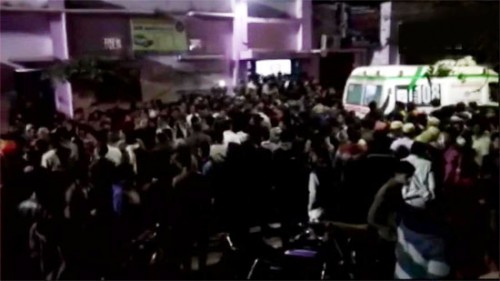 జనంపైకి దూసుకెళ్లిన ట్రక్కు