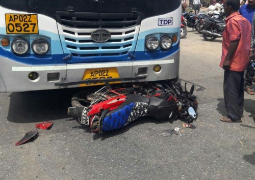 కోడూరు  వద్ద రోడ్డు ప్రమాదం 