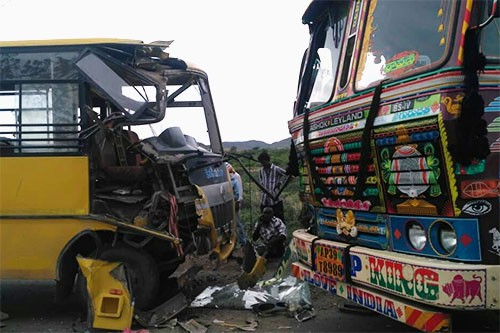 స్కూల్ బస్సును ఢీకొన్న లారీ