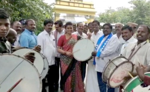 డప్పు వాయించి ఆకట్టుకున్న ఎమ్మెల్యే రోజా