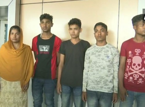 రైల్వేస్టేషన్‌లో ఐదుగురు రోహింగ్యాలు