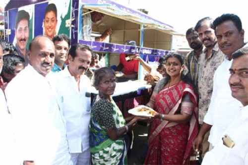 పేదలకు స్వయంగా భోజనాన్నిఅందించిన రోజా
