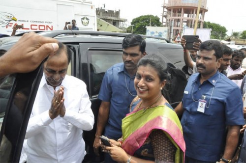 సీఎం కేసీఆర్‌కు స్వాగతం పలికిన ఎమ్మెల్యే రోజా

