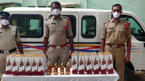 అక్రమంగా తరలిస్తున్న మద్యాన్ని సీజ్ చేసిన పోలీసులు
