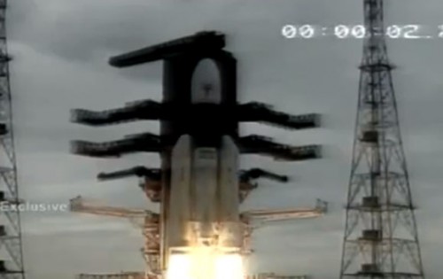 నిప్పులు చెరుగుకుంటూ నింగిలోకి చంద్రయాన్‌2