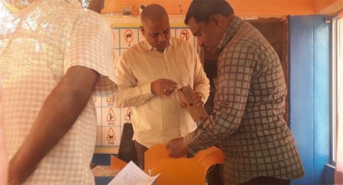 ఆర్టీఓ ఆఫీసులో కొనసాగుతున్న ఏసీబీ సోదాలు