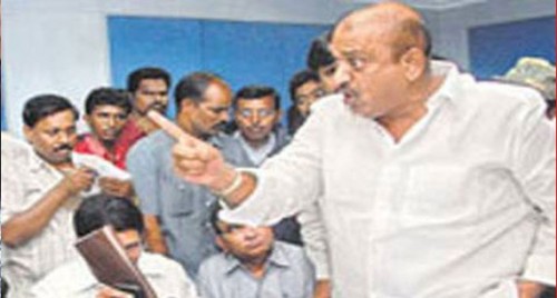 జేసీ ప్రభాకర్ రెడ్డిపై చీటింగ్ కేసు.. తీవ్ర ఉద్రిక్తత

