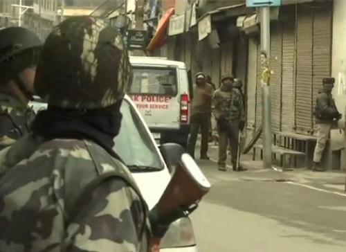 వేర్పాటువాదుల నివాసాల్లో  సోదాలు