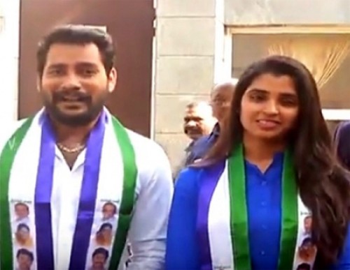 భర్తతో కలసి వైసీపీలో చేరిన యాంకర్ శ్యామల