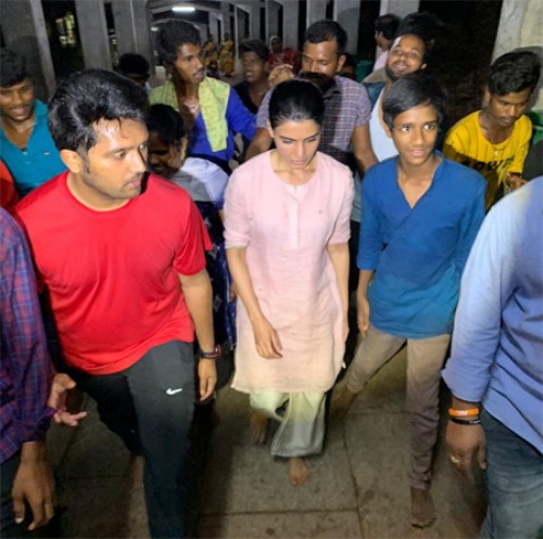 కాలి నడకన తిరుమలకు నటి సమంత