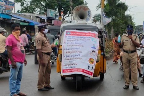 శానిటైజర్లపై గ్రామాల్లో అవగాహన కల్పిస్తున్న పోలీసులు