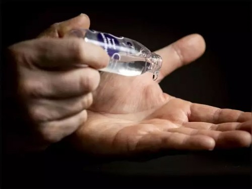 మంచినీళ్లు అనుకొని శానిటైజర్ తాగిన వైద్యాధికారి