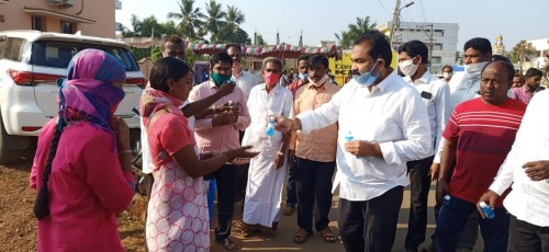 శానిటైజర్ బాటిళ్ల పంపిణీ చేసిన ఎమ్మెల్యే కోటంరెడ్డి శ్రీధర్ రెడ్డి