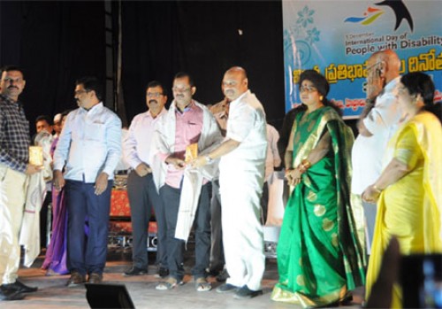 ప్రతిభావంతుల దినోత్సవంలో పాల్గొన్న మంత్రి సుజయ్ కృష్ణ
