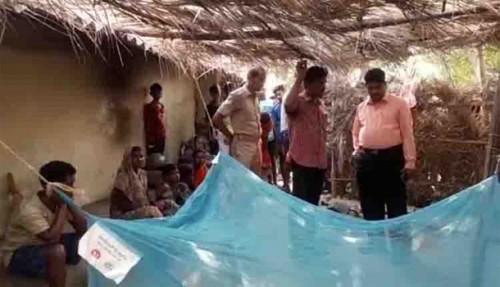 నిద్ర పోతున్నవ్యక్తిని నరికి చంపి తలను తీసుకెళ్లిన దుండగులు