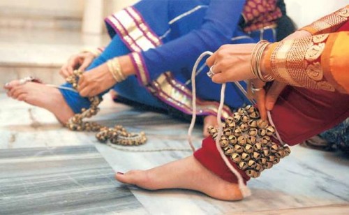 స్కూల్ వ్యాన్ డ్రైవర్ తో టీచర్ పరార్