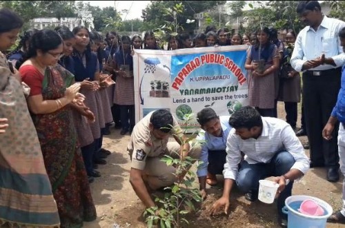 స్కూల్ లో 'వనం మనం' కార్యక్రమం