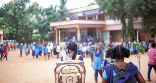 సెలవుదినాల్లో పాఠశాలను నిర్వహించ కూడదు