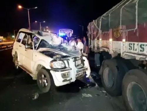 ఆగివున్న లారీని ఢీకొట్టిన స్కార్ఫియో వాహనం