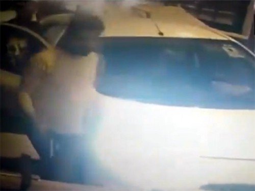 టోల్ ప్లాజా వ‌ద్ద‌ పిస్తోల్‌తో బెదిరించిన వ్య‌క్తి