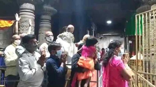 ఆషాఢ పౌర్ణమివేళ భక్తులకు పరిపూర్ణ నిత్యరూపంలో దర్శనమిస్తోన్న చందనస్వామి సింహాచలం అప్పన్న