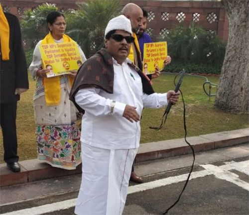 ఎంజీఆర్ వేషధారణలో టీడీపీ నేత శివప్రసాద్ నిరసన!