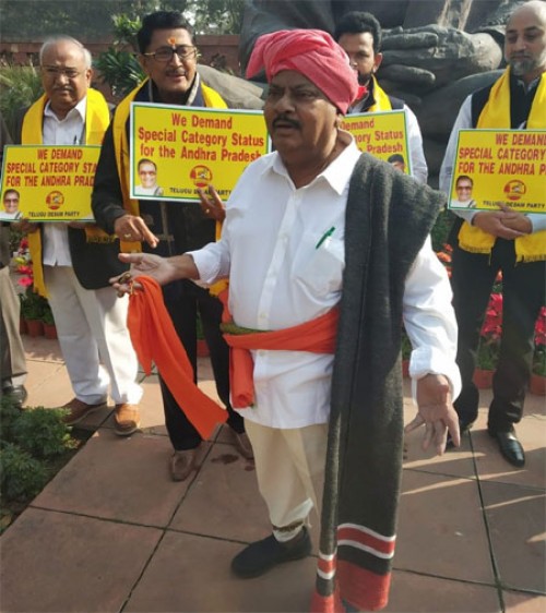 విచిత్ర వేషాధారణలో శివప్రసాద్ నిరసన