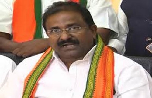 మోడీని రాష్ట్రానికి రాకుండా అడ్డుకోవడానికి చంద్రబాబు ఎవరు: సోమువీర్రాజు
