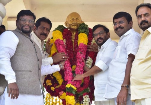 మహాత్మా గాంధీ విగ్రహానికి నివాళులర్పించిన సోమిరెడ్డి