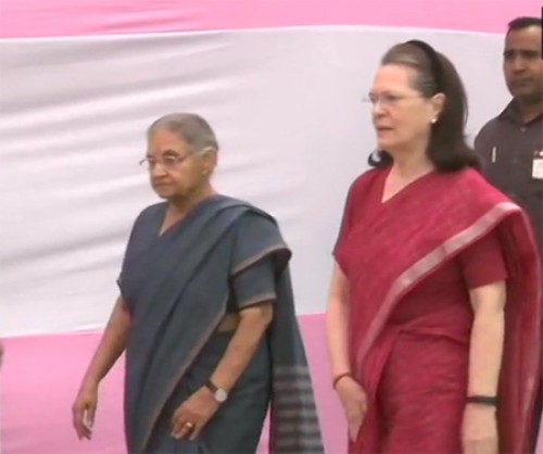 నిర్మాణ్‌ భవన్‌లో ఓటు హక్కు వినియోగించుకున్న సోనియాగాంధీ