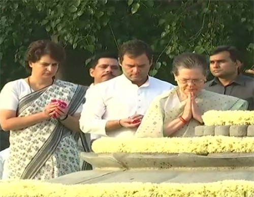 రాజీవ్‌గాంధీకి నివాళులర్పించిన సోనియా, రాహుల్‌ 