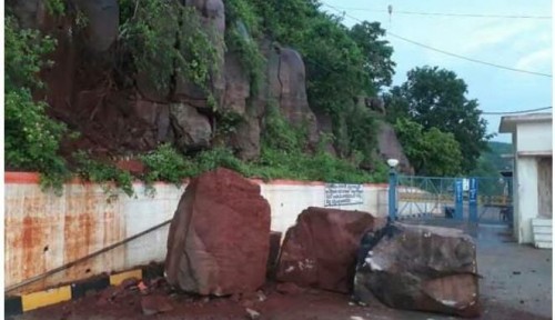 శ్రీశైలం ఆనకట్ట వద్ద విరిగిపడిన కొండచరియలు