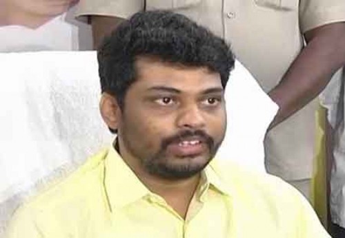 విశాఖ ఎస్పీని కలిసిన మాజీ మంత్రి కిడారి శ్రవణ్ కుమార్