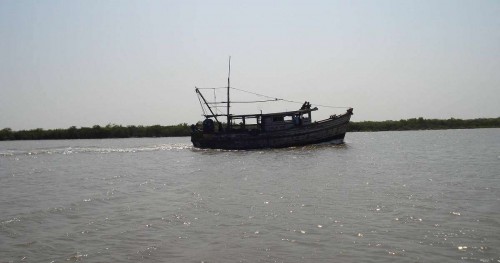  శ్రీలంక బోటును పట్టుకున్న కోస్ట్ గార్డ్ సిబ్బంది