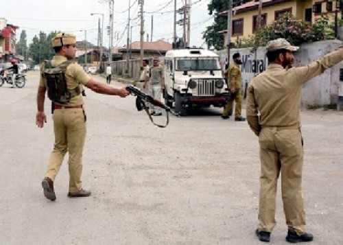 శ్రీనగర్ లో పోలీసుల బృందంపై ఉగ్రవాదుల దాడి!