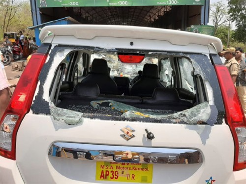 పూజా కార్యక్రమంలో అదుపుతప్పిన కారు