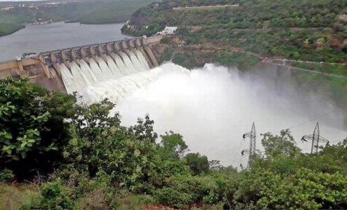 శ్రీశైలం జలాశయానికి ఎగువ ప్రాజెక్టుల నుంచి స్వల్పంగా వరద