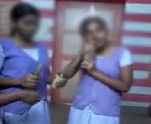 క్లాస్ రూంలోనే మద్యం తాగిన విద్యార్థినులు