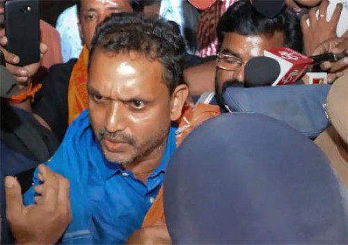 ఇరుముడితో శబరిమలకు వచ్చిన బీజేపీ నేత సురేంద్రన్