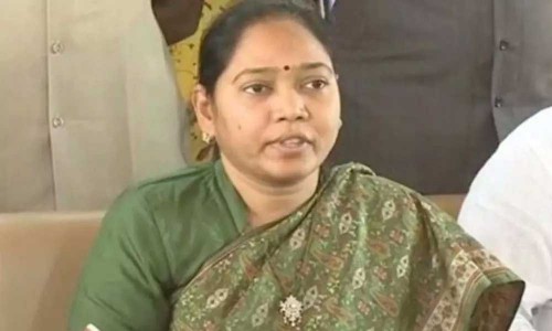 హోంమంత్రి సుచరిత ఇంటి ముట్టడి