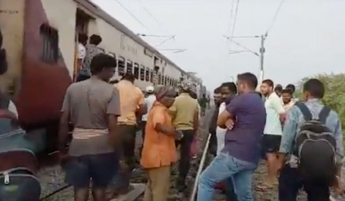 సూపర్ ఫాస్ట్ ఎక్స్ ప్రెస్ రైలు కు తప్పిన పెను ప్రమాదం