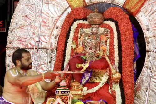 సూర్యప్రభ వాహనంపై దర్శనమిచ్చిన శ్రీవారు