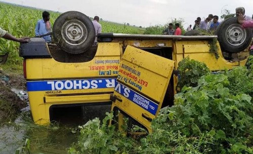  స్కూల్ బస్సు బోల్తా