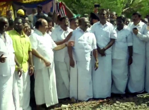 నీటితో వచ్చే రైలుకు స్వాగతం చెప్పనున్న మంత్రులు