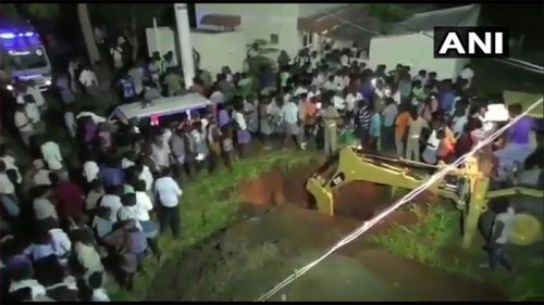 బోరుబావిలో ప‌డ్డ రెండేళ్ల చిన్నారి